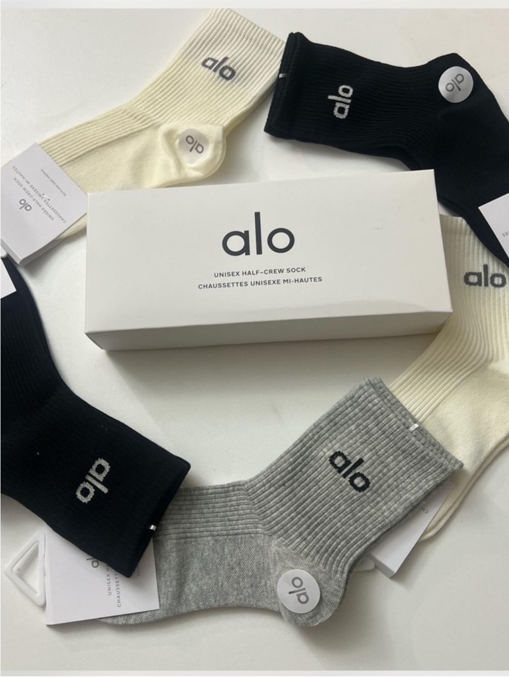 ALO Yoga Crew 5 Pair Socks Pack
- Black, Cream, Gray
